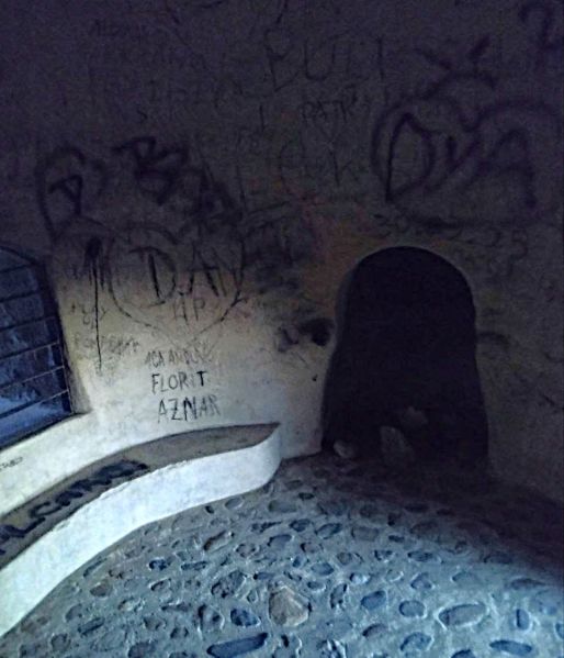 Archivo:Torre o Atalaya del Rayo, Carboneras, Almería, Región de Granada, España. Obra del Reino de Granada cuando aún no se habían creado las provincias. Interior de la sala con pintadas de indecentes..jpg