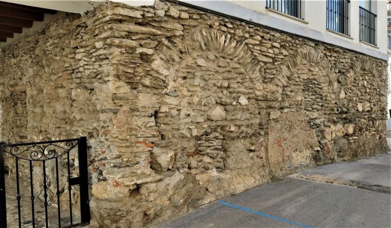 Archivo:Exterior de los baños árabes, y a la vista el extremo de las bóvedas. Dólar, provincia de Granada, Región Histórica de Granada, España..jpg
