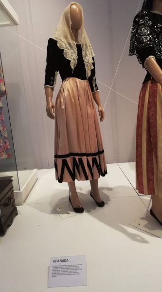 Archivo:Traje granadino de Evita en el museo enrique larreta de Buenos Aires..jpg