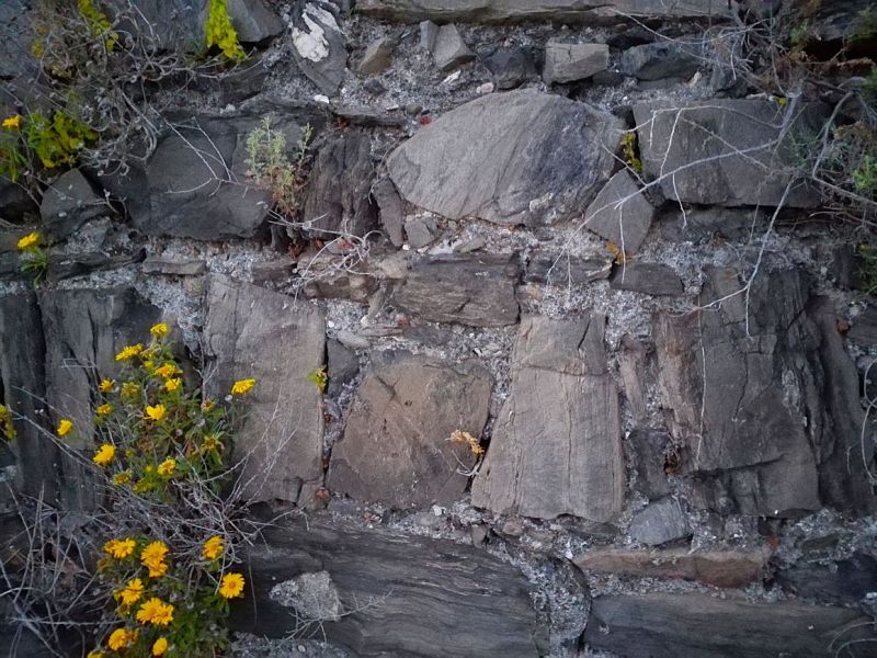 Archivo:Atalaya o Torre de Enmedio. Obra de los Reinos de Granada II o Nazarí y III o Cristiano. Los muros son de mampostería de grandes piedras calzadas con otras más pequeñas, unidas todas con argamasa..jpg