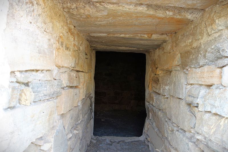 Archivo:Bédar, Almería, Región Histórica de Granada, España. "Cargadero de mineral Tres Amigos" construido durante el periodo de la Región de Granada. Espacios interiores..jpg
