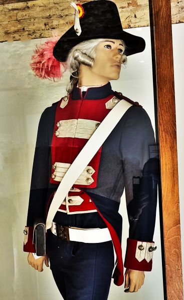 Archivo:Uniforme aproximado usado por los militares que atendían los castillos-batería de la costa del Reino de Granada III..jpg