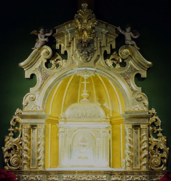 Archivo:Iglesia del Salvador de Nerja, Málaga, obra del Reino de Granada III. Sagrario y manifestador de líneas barrocas..jpg
