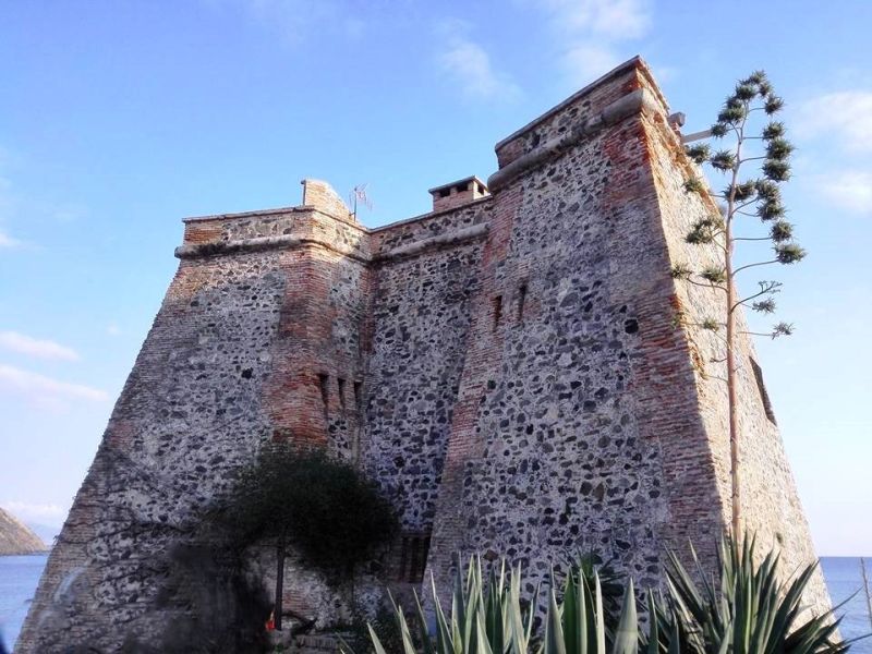 Archivo:Batería de dos cañones conocida como Torreón de Taramay, obra del Reino de Granada III, mediados del siglo XVIII. Almuñécar, Granada, Región Histórica de Granada..jpg
