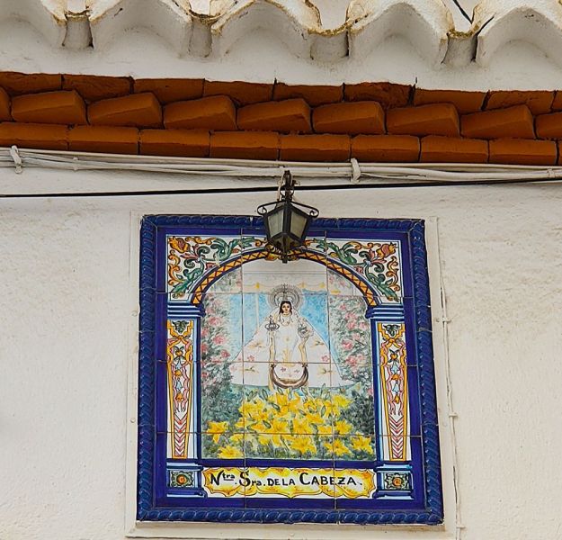 Archivo:Ferreira, Granada, Región Histórica de Granada, España. Azulejo con su farol dedicado a la Virgen de la Cabeza..jpg