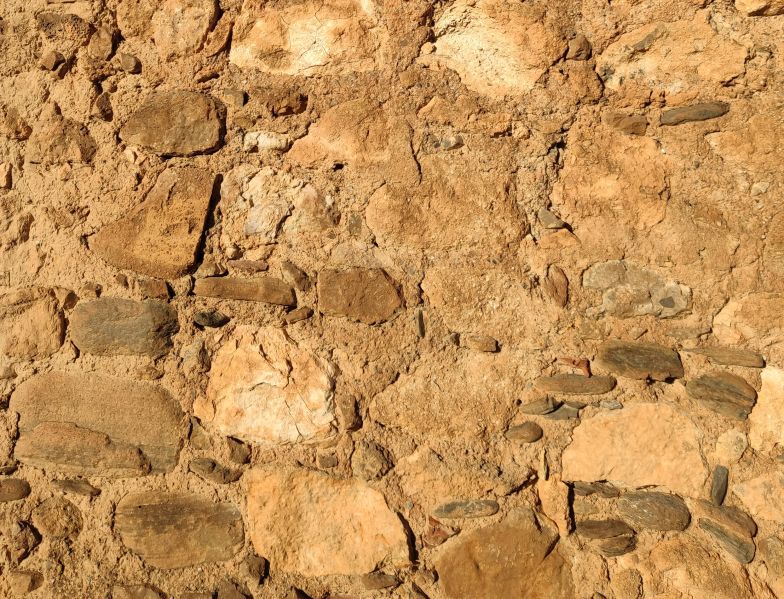 Archivo:Muro de mampostería de piedras irregulares de varios tamaños normalmente unidas con mortero de cal y arena. Técnica constructiva usada en el Reino de Granada II o Nazarí..jpg