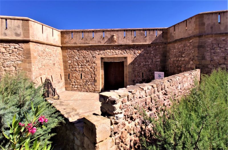 Archivo:Batería de S. Ramón, Garrucha, obra del Reino de Granada III. Próximo a nosotros vemos el revellín en forma de ángulo, detrás la puerta, y a los lados de esta los dos semibaluartes..jpg