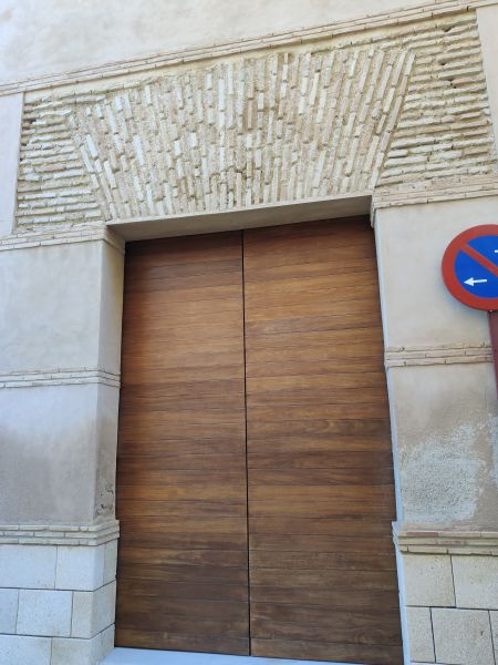Archivo:Iglesia de la Victoria, Vera, Almería, Región Histórica de Granada, España. Sobria portada lateral en la parte del s. XVII. La portada remata con dintel adovelado de ladrillo, muy propio del Reino de Granada..jpg