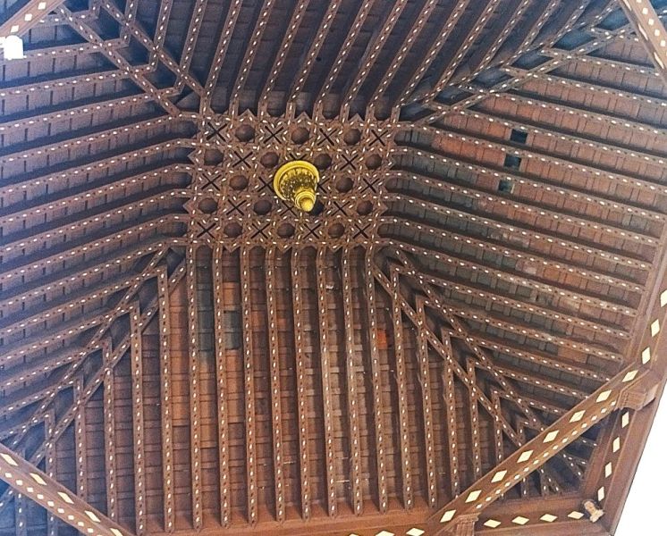 Archivo:Armadura de la capilla mayor de la iglesia de la Anunciación en Huéneja, obra del Reino de Granada III en estilo Mudéjar Granadino..jpg