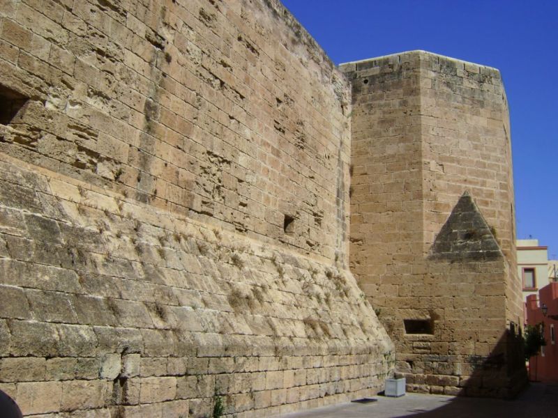 Archivo:1244px-Muralla de la catedral-fortaleza de Almería, Tras la muralla el claustro..jpg