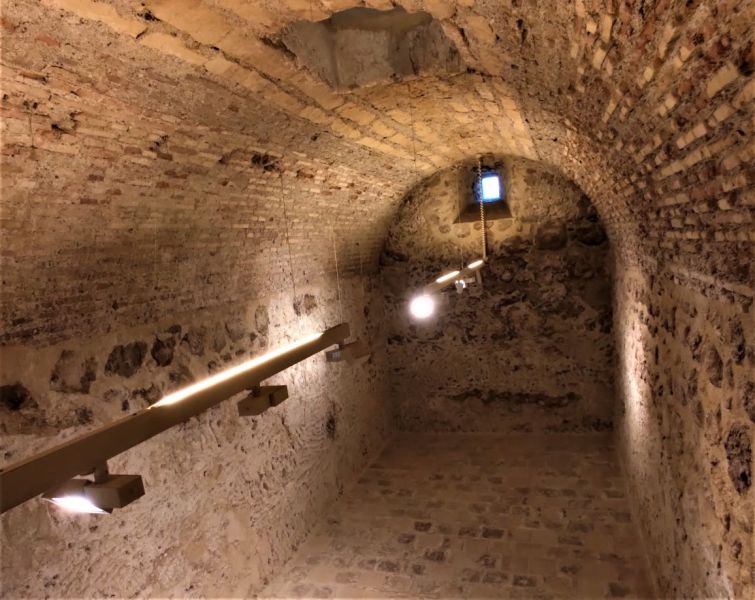 Archivo:Castillo de Carboneras, Almería, Región Histórica de Granada, España. Obra de inicios del Reino de Granada III o Cristiano, s. XVI. Interior, aljibe..jpg