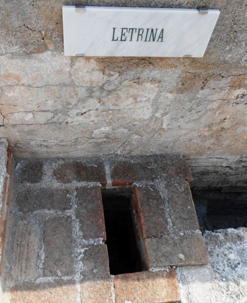 Archivo:Castillo de S Miguel, Almuñécar, Granada, Región Histórica de Granada. Letrina del baño..jpg
