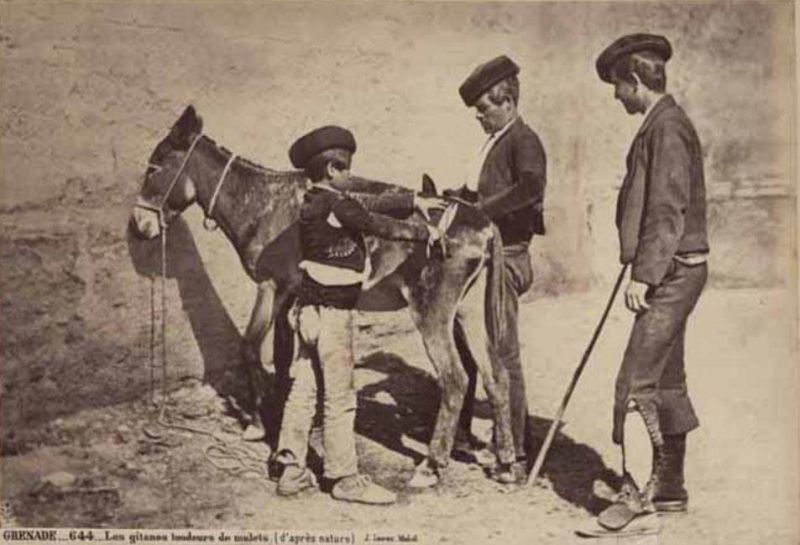 Archivo:Antigua postal con el traje granadino usado de forma habitual por los gitanos, incluso en el trabajo..jpg