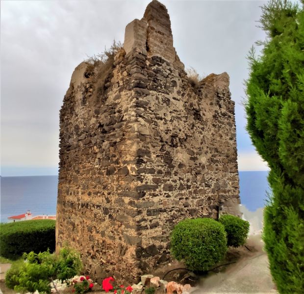 Archivo:Atalaya del Granizo o del Tesorillo, obra del Reino de Granada II o Nazarí. Su función fue la defensa y vigilancia de la zona desde mediados del siglo XIV hasta el siglo XVIII en el Reino de Granada III o Cristiano..jpg
