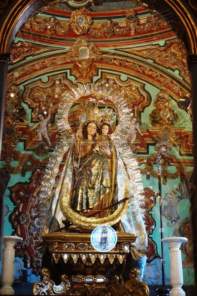 Archivo:Gabia la Grande, Virgen de las Nieves en su camarín. Gran trabajo de la Escuela Granadina de Escultura. Obra del Reino de Granada III..jpg