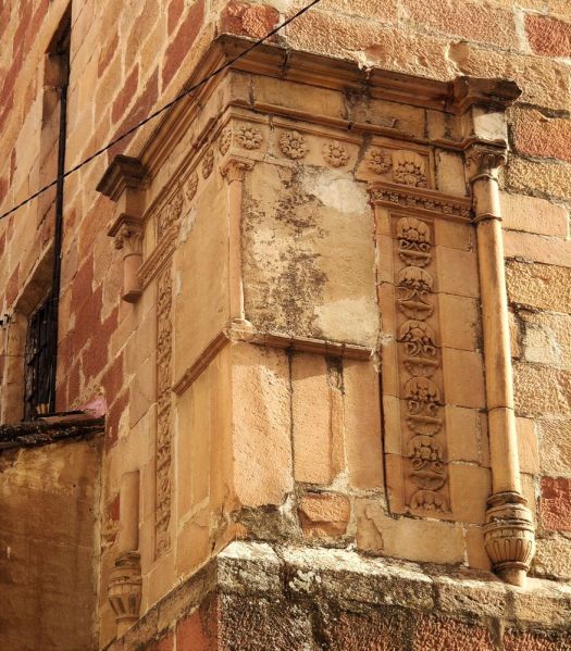 Archivo:Glesia de la Encarnación, Bailén, Jaén, Región Histórica de Granada, España. Ventanal de estilo Renacentista primitivo con reminiscencias góticas..jpg