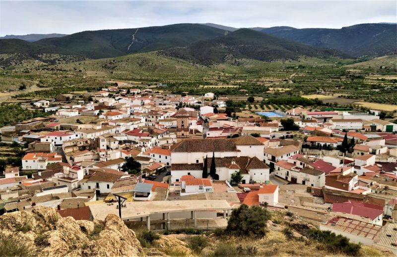 Archivo:La localidad al pie del cerro que la protege. Dólar, provincia de Granada, Región Histórica de Granada, España..jpg
