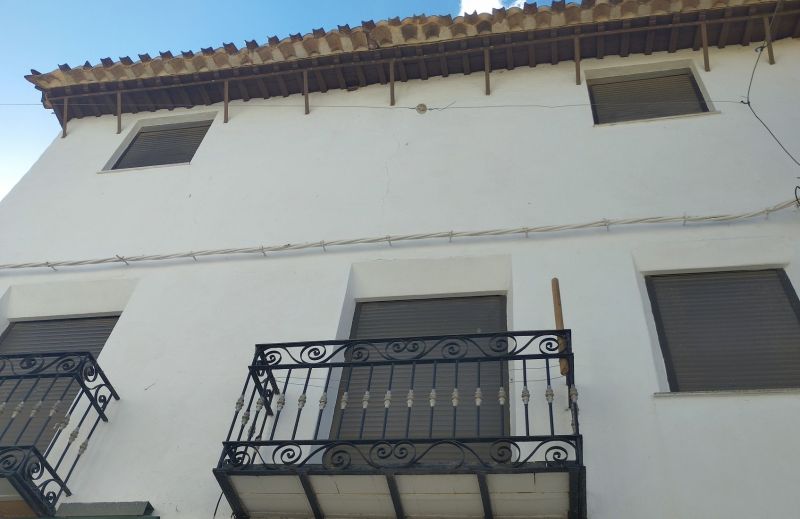 Archivo:Casa tradicional de Huéneja, con influencias murcianas, en su planta superior están las ventanas de los atrojes o almacenes de cereales y alimentos. El gran alero se complementa con tornapuntas..jpg