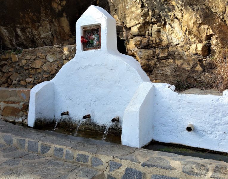 Archivo:La Serena, Bédar, Almería, Región Histórica de Granada. La antigua fuente que calmó la sed, sirvió de lavadero y para el riego..jpg