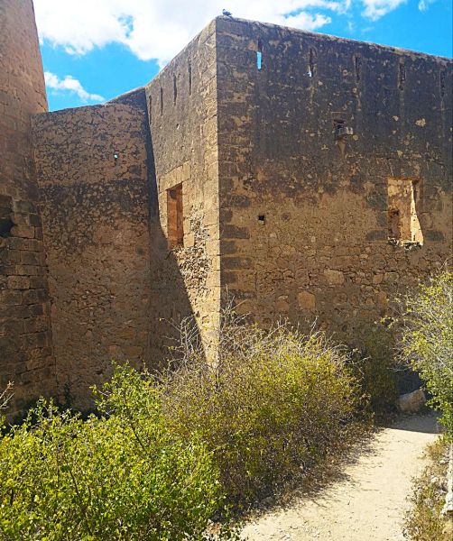 Archivo:Castillo de S Pedro, las Negras, Níjar, Almería, Región de Granada Histórica, España. Vista parcial trasera de la batería y salas de la tropa añadidas en el siglo XVIII. Reino de Granada III..jpg