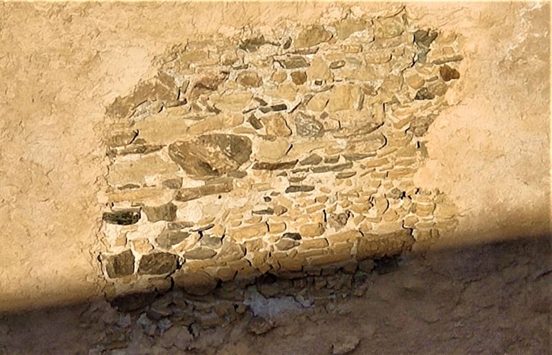 Archivo:Puente de Tablate construido durante los Reinos de Granada II y III con tapial, mampostería y refuerzos de piedra..jpg