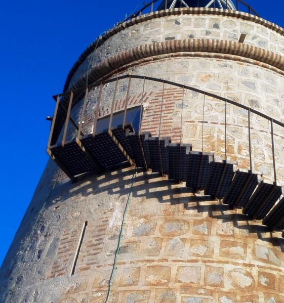 Archivo:Torre-atalaya de la Mona, Almuñécar, Granada, obra del Reino de Granada III Cristiano u Occidental. Detalle de la puerta-ventana y de una de las troneras, aspilleras o saeteras..jpg