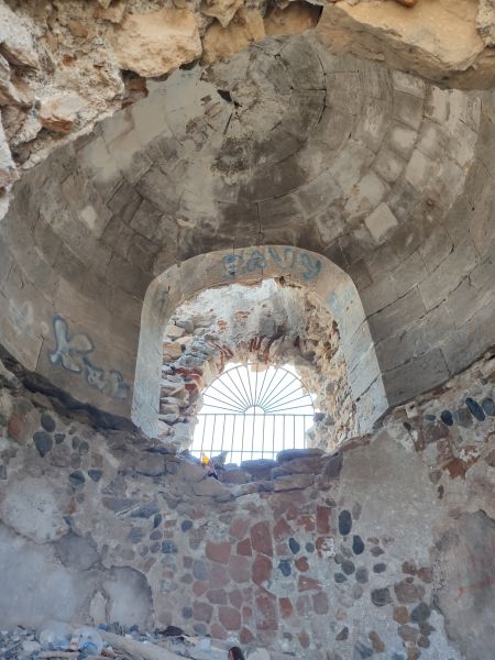 Archivo:Atalaya de Calahonda, La Alpujarra, Granada, Región de Granada, España. Interior de la torre con las dos plantas unidas hoy día cubiertas por bóveda de media naranja..jpg