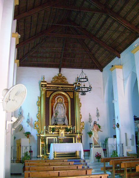 Archivo:Iglesia de la Virgen de las Maravillas, Maro, Málaga. Obra del Reino de Granada III. Restaurada en el periodo de la Región de Granada. Nave principal con el presbiterio al fondo..jpg
