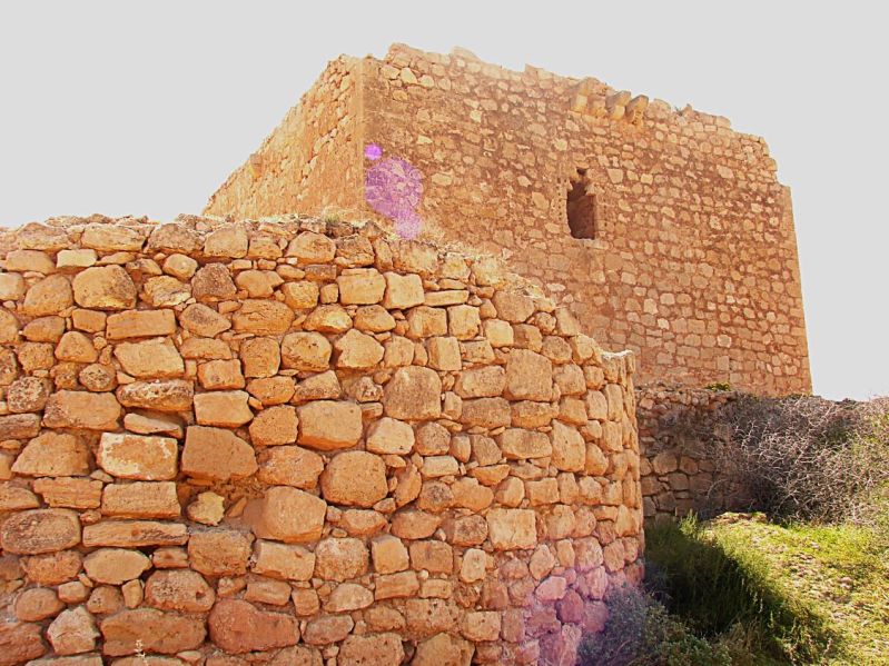 Archivo:Castillo de los Alumbres, Rodalquilar, Níjar, Almería. Obra del Reino de Granada III o Cristiano, siglo XVI. En primer término vemos uno de los torreones de los ángulos de la muralla, detrás la torre del homenaje..jpg