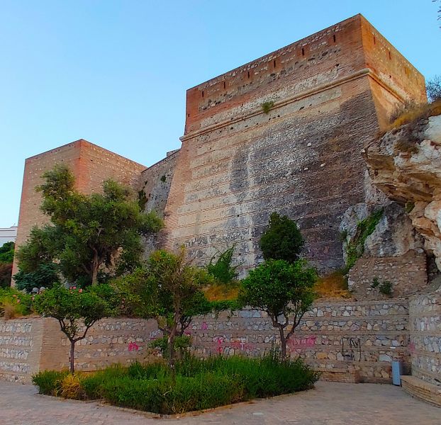 Archivo:Torre del Agua a nuestra izquierda. Baluarte de la Coracha a nuestra derecha. Obra del Reino de Granada III o Cristiano. Salobreña, Región de Granada, España..jpg