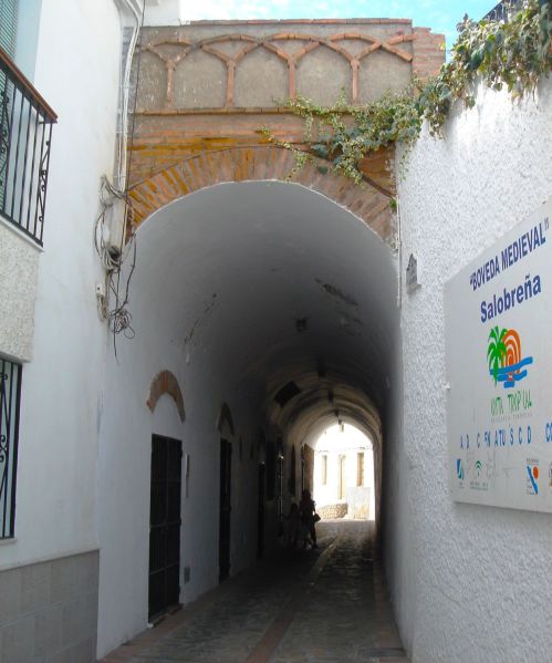 Archivo:Muralla de Salobreña que sustenta una bóveda posterior. Obra del Reino de Granada. Sobre la bóveda existe una ampliación de la pequeña plaza de la iglesia..jpg