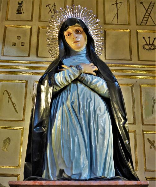 Archivo:Virgen de la Soledad del Calvario, obra del Bastetano José de Mora, genio de la Escuela Granadina. Con gestos serenos pero de profundo dolor, sin las exageraciones de otras escuelas..jpg