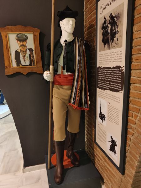 Archivo:Traje tradicional jiennense que ya se usaba en tiempos de la Batalla de Bailén..jpg