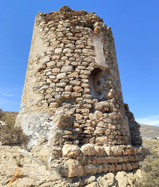 Archivo:Atalaya o torre del Zambullón, Gualchos, cerca de Calahonda, Granada, Región Histórica de Granada, España. Vista de los restos de la batería añadida al sur y su poderosa plataforma de grandes piedras..jpg