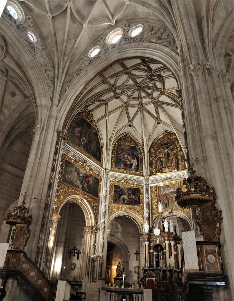 Archivo:Capilla Mayor de la catedral de Almería, de estilo Gótico y decoración barroca, fue remodelada por Ventura Rodríguez en el siglo XVIII, él precisamente se deben el tabernáculo y los púlpitos..jpg
