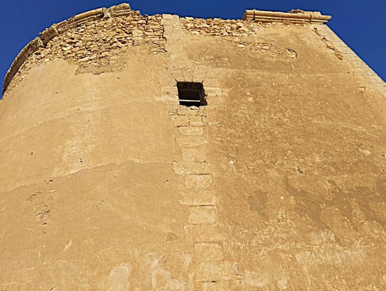 Archivo:Batería de Mesa Roldán, obra defensiva costera del Reino de Granada III o cristiano, s. XVIII, las provincias aún no se habían creado. La fábrica de los muros..jpg