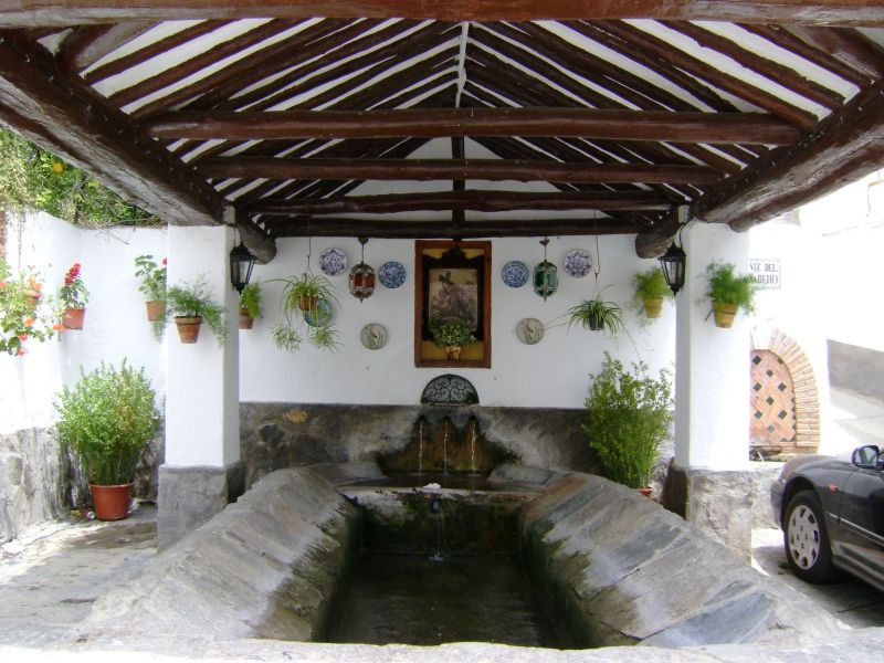 Archivo:Melegís, Granada, Región de Granada Histórica, España. Lavadero público con su fuente bien restaurados..jpg
