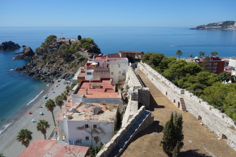Archivo:Castillo de S. Miguel, Almuñécar, Región Histórica de Granada, España. Ampliación de la coracha hacia el sur, adaptada para la moderna artillería. Obra del Reino de Granada III, siglo XVI..jpg