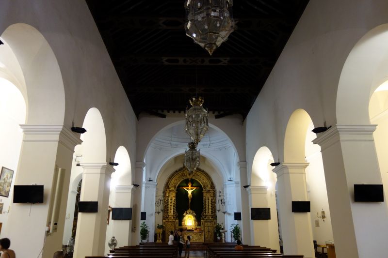Archivo:Iglesia del Salvador de Nerja, Málaga, obra del Reino de Granada III. Vista general del interior desde los pies de la nave central, la más antigua..jpg