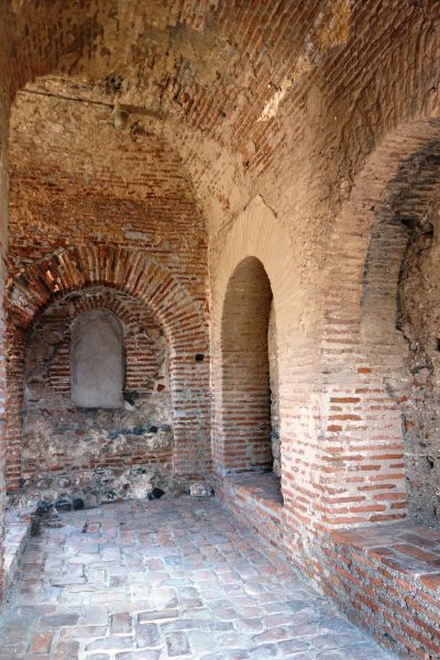 Archivo:Interior de la puerta de acceso a la alcazaba de Salobreña. Pasillo en recodo con los arcos y asientos de la guardia. Reino de Granada, Región Histórica de Granada, España..jpg