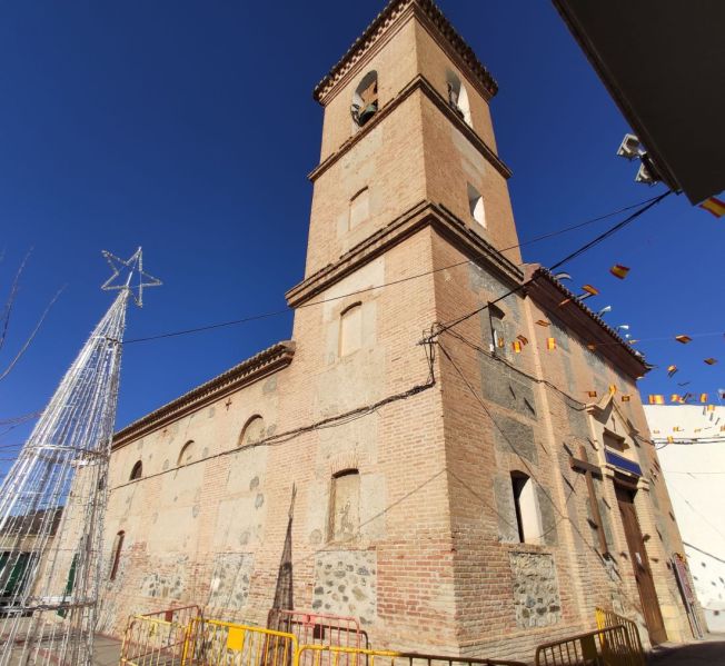 Archivo:Murchas, Granada, Región Histórica de Granada. Iglesia de S. Juan Evangelista, estilo Mudéjar Granadino, obra del Reino de Granada III o Cristiano. La torre en primer plano..jpg