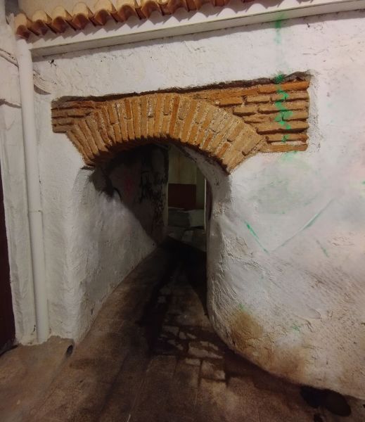 Archivo:Poterna de la Judería, Muralla de Motril, Reino de Granada III o Cristiano. Arco con la rosca y muro de ladrillo, situado en el centro del corredor de la puerta, justo en el recodo. Foto realizada tras la restauración..jpg