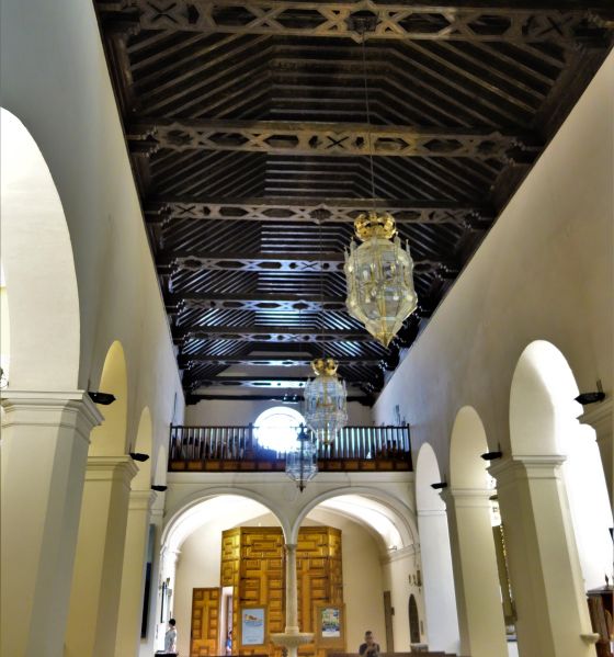 Archivo:Iglesia del Salvador, Nerja, Málaga, obra del Reino de Granada III. Vista de la armadura en la nave central. Debajo el coro en alto..jpg