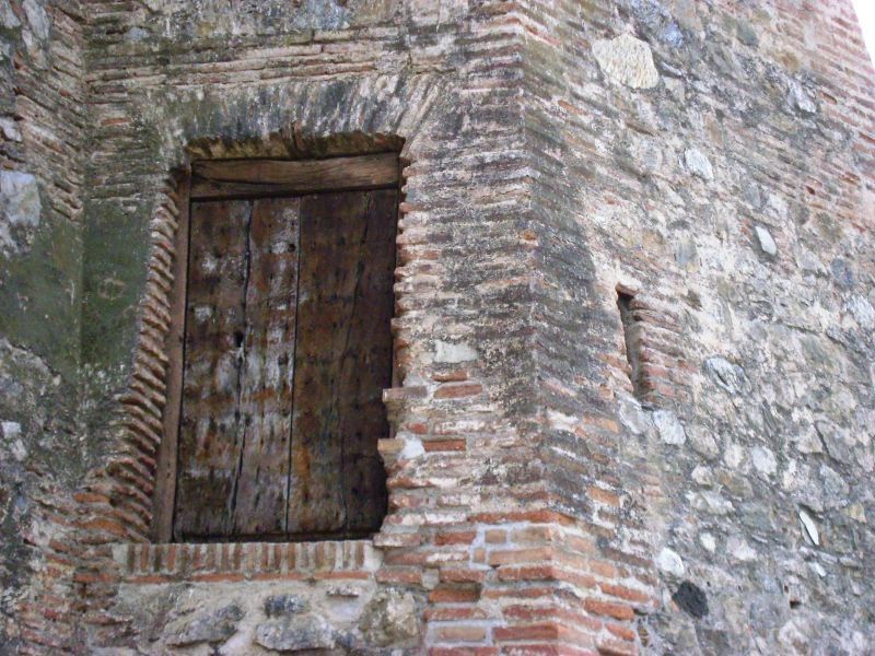 Archivo:Batería del Castillo de Baños, Alpujarra, Región de Granada. Construida en el siglo XVIII, Reino de Granada III. Puerta de acceso original situada en la segunda planta..jpg