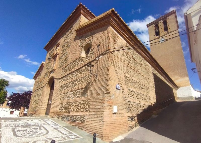 Archivo:Huéneja, iglesia de la Anunciación, obra del Reino de Granada III en estilo Mudéjar Granadino y Barroco Granadino..jpg