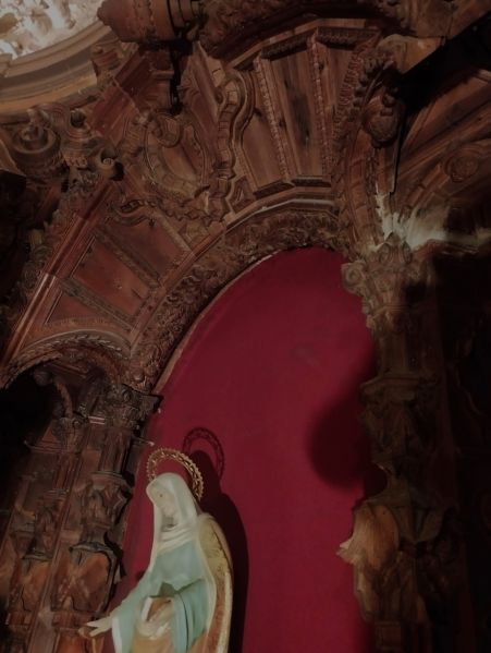 Archivo:Iglesia de los Dolores, Baza, Granada. Obra del Reino de Granada III. Camarín de estilo Barroco Granadino, detalle de la parte tallada en madera..jpg