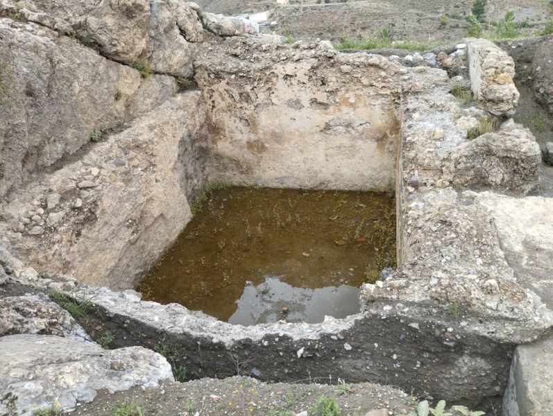 Archivo:La Peza, Granada, zona excavada y consolidada del castillo, en ella se aprecia el aljibe rectangular..jpg