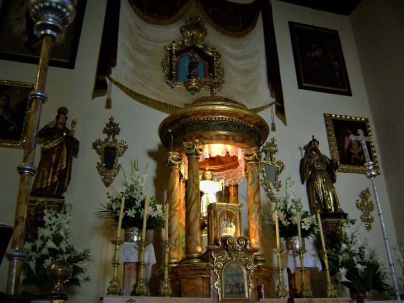 Archivo:Cabecera con templete de líneas clásicas, sobre él, en una hornacina, una imagen que imita a la bella inmaculada de Alonso Cano, genio de la Escuela Granadina de Escultura..jpg