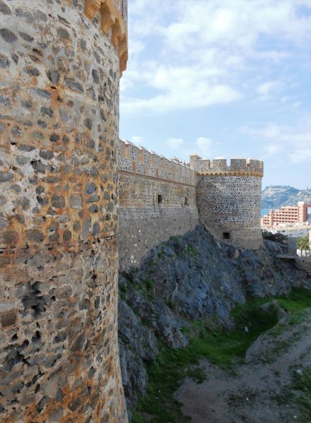 Archivo:Castillo de S Miguel, Almuñécar, Granada, Región Histórica de Granada, España. Fachada norte vista desde el puente levadizo, obra del Reino de Granada III o Cristiano..jpg