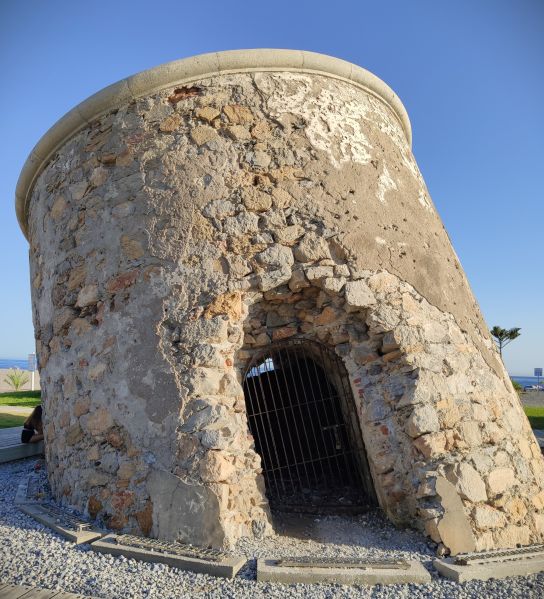 Archivo:Farillo de Calahonda, Costa de la provincia de Granada. Construida durante el Reino de Granada III o Cristiano. Semienterrada en un 50%..jpg